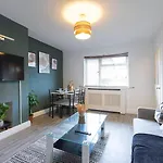 Secure Oasis 3br Sleeps 7 Driveway Near Centre Prázdninový dům