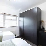 Secure Oasis 3br Sleeps 7 Driveway Near Centre * Leeds (West Yorkshire)