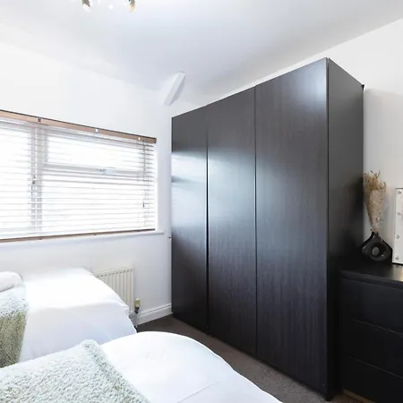 Modern 3Br Home Parking Included Sleeps 7 * Leeds (West Yorkshire)