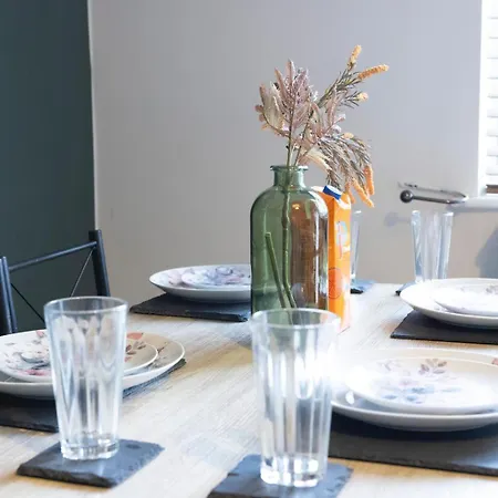 Bright 3br House Sleeps 7 Driveway Near Centre בית נופש *