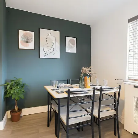 Bright 3br House Sleeps 7 Driveway Near Centre בית נופש