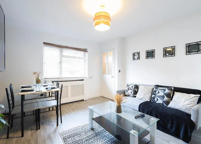 Holiday home Peaceful Oasis 3br Sleeps 7 Driveway Near Centre Leeds (West Yorkshire)