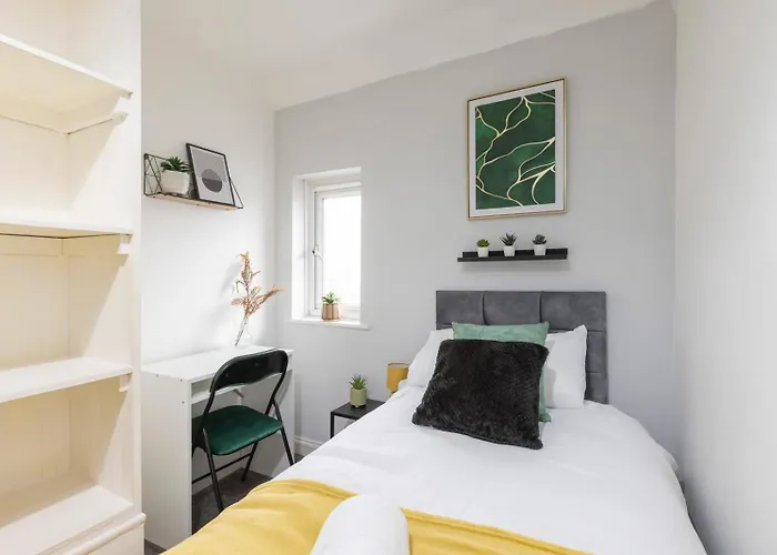 Holiday home Peaceful Oasis 3br Sleeps 7 Driveway Near Centre Leeds (West Yorkshire)