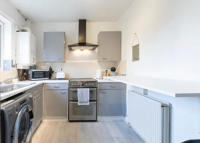 Holiday home Peaceful Oasis 3br Sleeps 7 Driveway Near Centre Leeds (West Yorkshire)