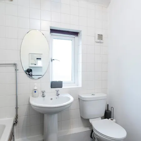 Bright 3br House Sleeps 7 Driveway Near Centre Vakantiehuis Leeds (West Yorkshire)