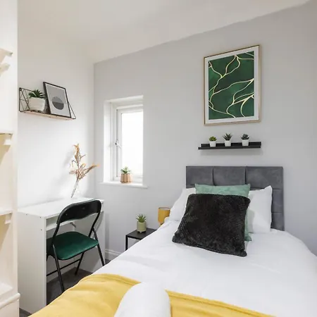 Vakantiehuis Bright 3br House Sleeps 7 Driveway Near Centre Leeds (West Yorkshire)