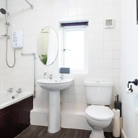 Bright 3br House Sleeps 7 Driveway Near Centre *